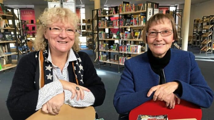 Regina Ernst (links) und Ille Schneider verantworten im kommenden Jahr gemeinsam die Kinder- und Jugendbuchwoche. An ihrer Seite: ein engagiertes Team von Ehrenamtlichen. Foto: Maria Osburg