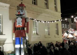 Nussknacker Bruno steht seit 2003 zur Adventszeit am Landesmuseum. Foto: IBR