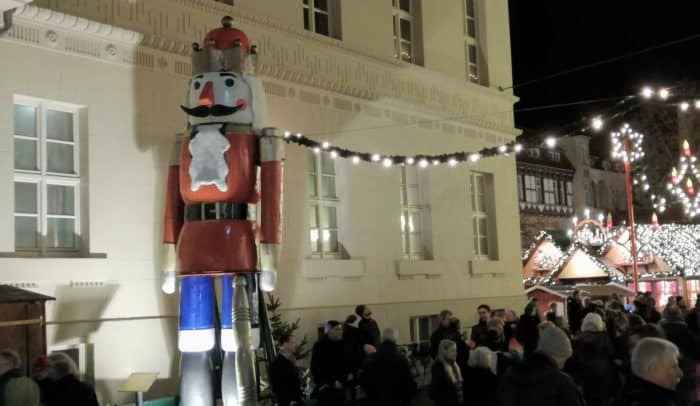 Nussknacker Bruno steht seit 2003 zur Adventszeit am Landesmuseum. Foto: IBR