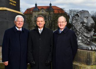 Gerhard Glogowski, Ehrenbürger und Vorstandsvorsitzender der Braunschweigischen Stiftung, Ulrich Markurth, Oberbürgermeister und Präsident der Stiftung Braunschweigischer Kulturbesitz, und Richard Borek, Ehrenbürger und Vorstand der Richard Borek Stiftung, vor dem Obelisken am Löwenwall. Foto: Andreas Greiner-Napp