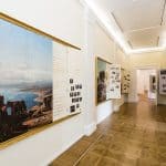 Bildtafeln im Galerieflur offenbaren Informationen über Stammbäume, Residenzen und Grabstätten der Welfen. Foto: Schlossmuseum / M. Küstner