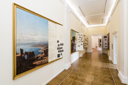 Bildtafeln im Galerieflur offenbaren Informationen über Stammbäume, Residenzen und Grabstätten der Welfen. Foto: Schlossmuseum / M. Küstner