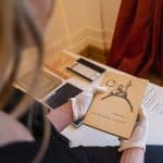 In der Ausstellung „Gesellschaft der Freunde junger Kunst“ laden Publikationen führender Wissenschaftler der 1920er und 30er Jahren zum Verweilen ein. Foto: Schlossmuseum / M. Küstner