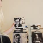 Biografien der Künstlerinnen und Künstler, die zwischen 1925 und 1933 im ehemaligen Residenzschloss ausstellten, geben Auskunft über Künstlernetzwerke und -schicksale. Foto: Schlossmuseum / M. Küstner