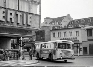 Mit Schwung in die Kurve: Eine Fußgängerzone gab es in den 60ern noch nicht. Die Linie 18 fuhr über Sack und Neue Straße in Richtung Madamenweg. Foto: Wolfgang Illenseer/JS