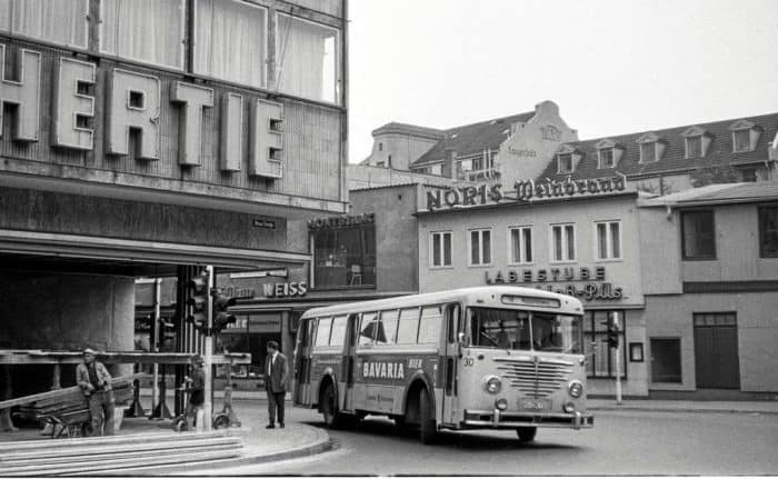 Mit Schwung in die Kurve: Eine Fußgängerzone gab es in den 60ern noch nicht. Die Linie 18 fuhr über Sack und Neue Straße in Richtung Madamenweg. Foto: Wolfgang Illenseer/JS