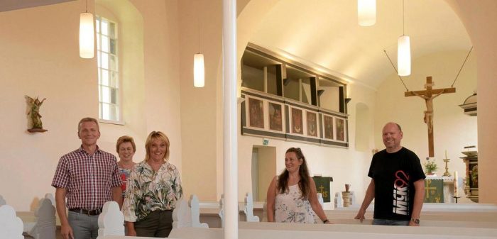 Frank Bosse, Irmgard Ohlendorf, Bärbel Bosse und Brigitte Flegel vom Gemeindevorstand mit Pfarrer Matthias Bischoff (von links) zeigen den Innenraum der St.-Lambertus-Kirche in Burgdorf. Foto: Bernward Comes/Salzgitter Zeitung