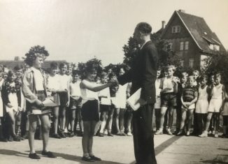 Siegerehrung durch Lehrer Artur alias Walter Wilke auf dem Sportplatz Stederdorf nach den Bundesjugendspielen 1957. Foto: privat