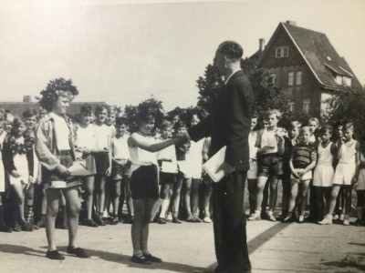 Siegerehrung durch Lehrer Artur alias Walter Wilke auf dem Sportplatz Stederdorf nach den Bundesjugendspielen 1957. Foto: privat