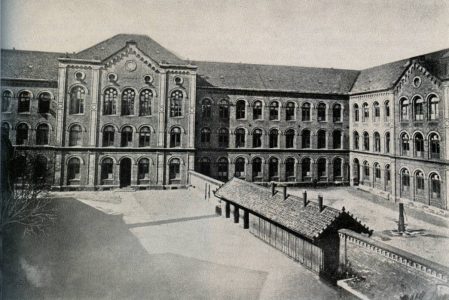 Das Schulgebäude von 1869 mit dem MK (rechts) und dem Realgymnasium. Die Schulhöfe waren getrennt. Die Aufnahme stammt aus dem Jahr 1926. Repro: Archiv Wildhage