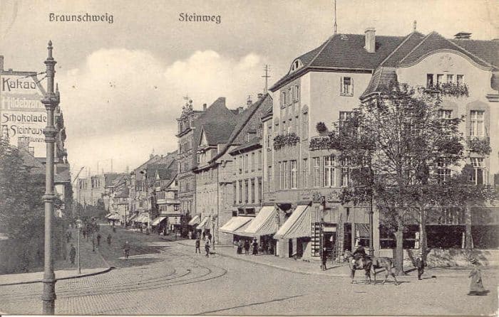 Steinweg um 1900, rechts Café Lück. Repro: IBR
