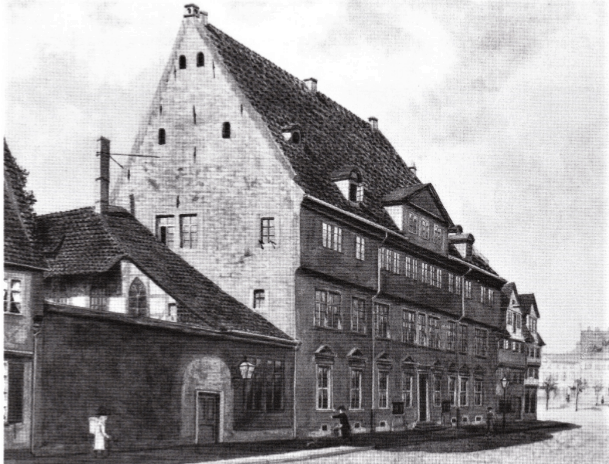 Als erstes Gebäude diente das am Bohlweg gelegene ehemalige Dienstgebäude des Stadtkommandanten. Repro: IBR