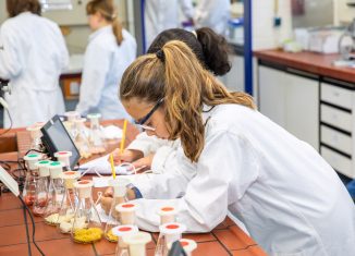 Schülerinnen im Agnes-Pockels-Labor. Foto: Haus der Wissenschaft