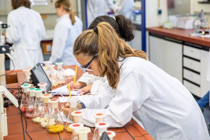 Schülerinnen im Agnes-Pockels-Labor. Foto: Haus der Wissenschaft