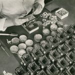 Von Hand wurden die Rolleiflex-Kameras montiert. Foto: Stadtarchiv Braunschweig, Bildersammlung H XVI D IV.