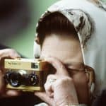 Queen Elisabeth II. fotografiert mit ihrer goldenen Rollei 35 (1973). Foto: Stadt Braunschweig/ Anwar Hussein