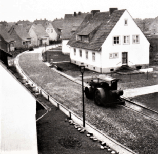 Asphaltarbeiten in der Straße „Butterberg“ in den 1950er Jahren. Foto: Kultur- und Heimatpflegeverein Schunteraue