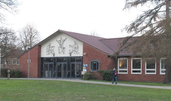 Das Schulgebäude der NO, Haupteingang. Foto: Der Löwe