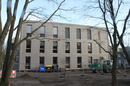 Zwölf neue Klassenräume kann die NO in diesem Neubau seit 2019 nutzen. Foto: Der Löwe