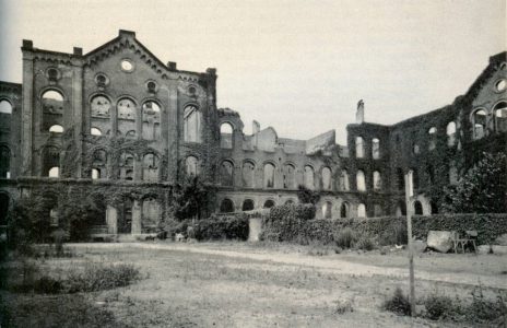 Das durch den Bombenangriff 15. Oktober 1944 zerstörte Schulgebäude. Aufnahme von 1952. Repro: Archiv Wildhage