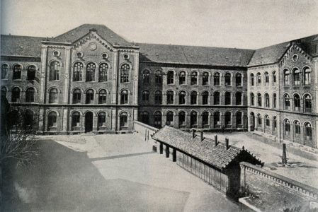 Das Schulgebäude von 1869 mit dem Herzoglichen Realgymnasium (heute NO/links) und dem MK. Die Schulhöfe waren getrennt. Die Aufnahme stammt aus dem Jahr 1926. Repro: Archiv Wildhage