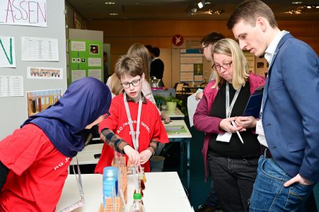 Die jungen Wissenschaftlerinnen und Wissenschaftler mussten sich den Fragen der Jury stellen. Foto: Die Braunschweigische Stiftung/Andreas Greiner-Napp