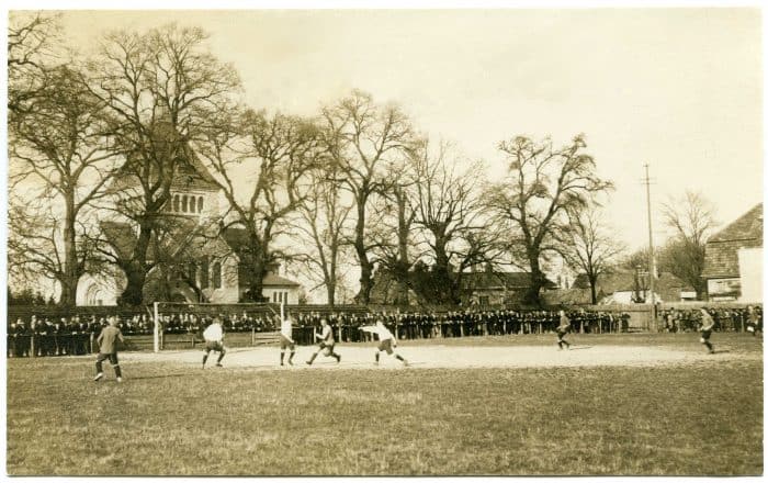 Szene aus dem Fußballspiel Eintracht Braunschweig gegen Hannover 96 (1:0) auf dem Sportplatz an der Helmstedter Straße, 20. April 1919. Foto: Stadtarchiv Braunschweig, G XI 58: 1