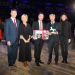Der frühere Oberbürgermeister Dr. Gert Hoffmann (2. V. r.) wurde mit dem LöwenClassics Award geehrt. Vom Veranstalter mit dabei waren (v.l.) Franke Sloothaak, Barbara Berger, Axel Milkau und Nelly Onigkeit. Foto: LöwenClassics/ Andreas Pantel