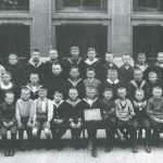 Klassenfoto der 5c der 5. Mittleren Knabenschule mit Lehrer Hans Bolm vermutlich aus dem Jahr 1925. Foto: Broschüre Grundschule Comeniusstraße