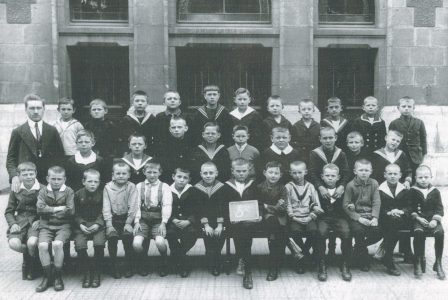 Klassenfoto der 5c der 5. Mittleren Knabenschule mit Lehrer Hans Bolm vermutlich aus dem Jahr 1925. Foto: Broschüre Grundschule Comeniusstraße