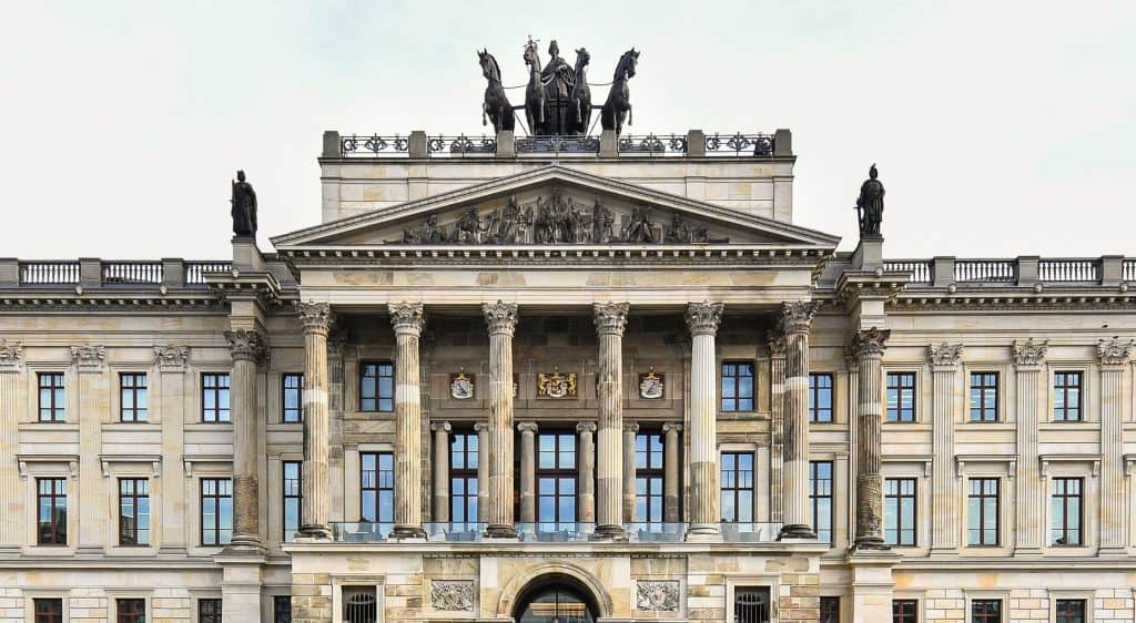 Jetzt ist das Kleine Staats­wappen dran