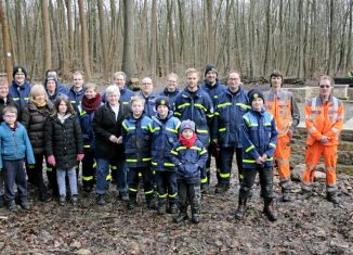 Arbeitseinsatz an der Elmsburg im Elm bei Schöningen. Ehrenamtliche legten am Samstag den Wall um die Burg frei. Foto: Erik Beyen