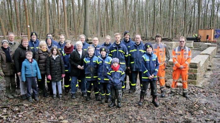 Arbeitseinsatz an der Elmsburg im Elm bei Schöningen. Ehrenamtliche legten am Samstag den Wall um die Burg frei. Foto: Erik Beyen