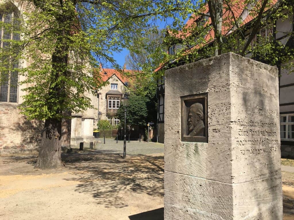Heftiger Streit um das Raabe-Denkmal