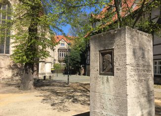 Das Wilhelm-Raabe-Denkmal mit einem Reliefporträt des Dichters auf dem Magnikirchplatz. Foto: Der Löwe