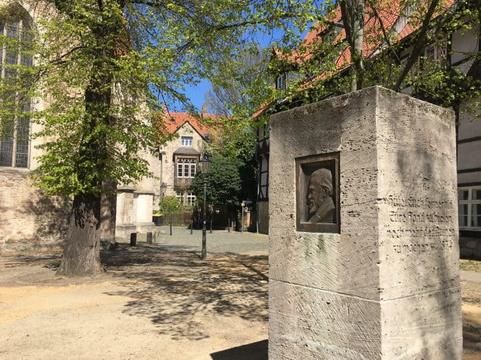 Das Wilhelm-Raabe-Denkmal mit einem Reliefporträt des Dichters auf dem Magnikirchplatz. Foto: Der Löwe