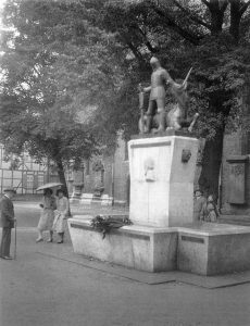 Der Raabe-Brunnen aus dem Jahr 1931 mit Ritterfigur und Einhorn wurde 1944 in der Bombennacht des 14. Oktober zerstört. Foto: Archiv Dieter Heitefuß