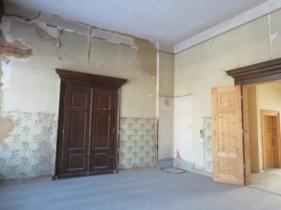 Blick in einen Innenraum vor der Sanierung. Foto: Kleineberg Architekten