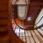 Blick in die geschwungene Holztreppe. Foto: Andreas Greiner-Napp