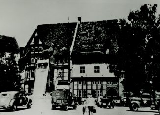 Militärfahrzeuge der US-Armee auf dem Burgplatz am 12. Juni 1945. Am Veltheimschen Haus hängt die britische Flagge. Foto: Stadtarchiv Braunschweig, H XVI H I (1945)