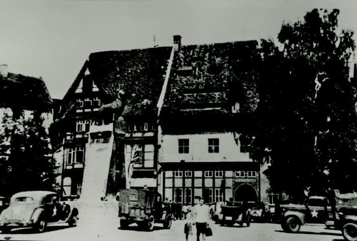 Militärfahrzeuge der US-Armee auf dem Burgplatz am 12. Juni 1945. Am Veltheimschen Haus hängt die britische Flagge. Foto: Stadtarchiv Braunschweig, H XVI H I (1945)