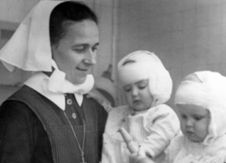 Ein Foto aus dem Krankenhaus-Archiv: Eine Diakonisse mit zwei Babys. Foto: Marienstift / Ev. Stiftung Neuerkerode