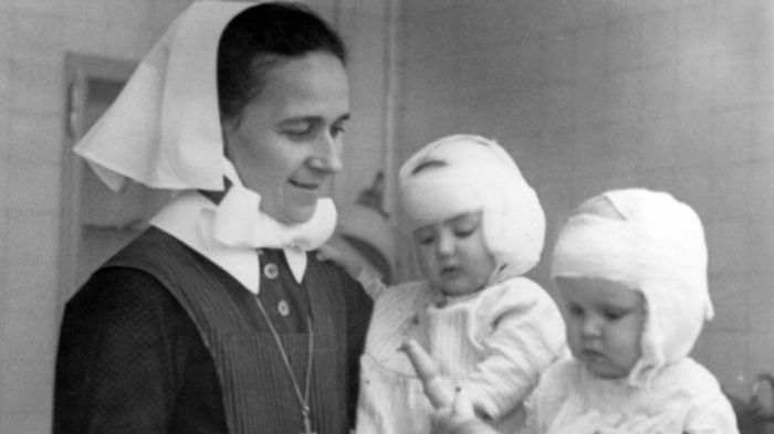 Ein Foto aus dem Krankenhaus-Archiv: Eine Diakonisse mit zwei Babys. Foto: Marienstift / Ev. Stiftung Neuerkerode