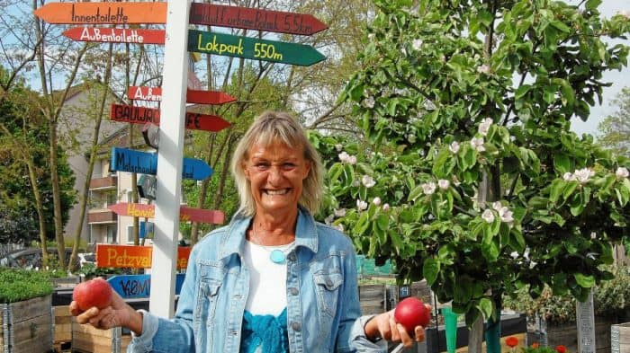 Ute Koopmann von der Volkshochschule freut sich auf den Apfeltag am 12. Oktober, an dem die Teilnehmer sicher kiloweise Äpfel in den Stadtgarten Bebelhof bringen werden. Foto: Henning Thobaben