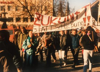 Der Protestzug von Schülerschaft und Kollegium zog durch die Innenstadt bis zum Rathaus. Foto: Archiv Manfred Urnau