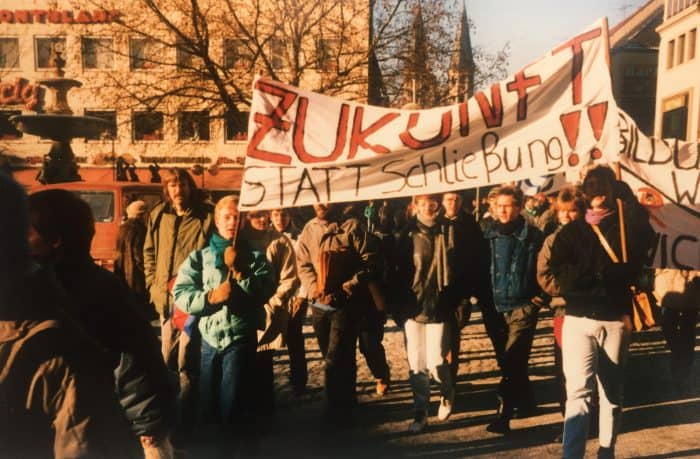 Der Protestzug von Schülerschaft und Kollegium zog durch die Innenstadt bis zum Rathaus. Foto: Archiv Manfred Urnau