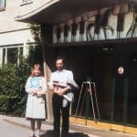 Lehrer Manfred Urnau mit einer polnischen Austauschschülerin vor dem Haupteingang der Schule. Foto: Archiv Manfred Urnau