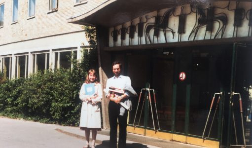Lehrer Manfred Urnau mit einer polnischen Austauschschülerin vor dem Haupteingang der Schule. Foto: Archiv Manfred Urnau