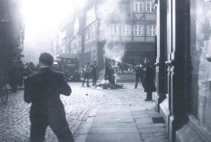 Bücherverbrennung auf dem Ackerhof am 9. März 1933. Repro: IBR
