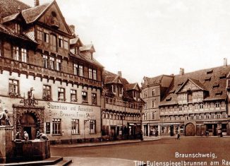 Der Eulenspiegelbrunnen ca. 1912 mit dem Stammhaus der Mumme-Brauerei Steger am Bäckerklint, wo bis zur Zerstörung des Hauses 1944 diese Bier hergestellt wurde. Foto: Bein / Privat